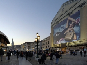 50_giant-advertising-riva-degli-schiavoni-chiesa-della-pieta-venice_dior