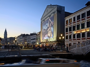 51_giant-advertising-riva-degli-schiavoni-chiesa-della-pieta-venice_dior