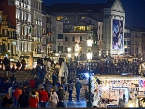 52_giant-advertising-riva-degli-schiavoni-chiesa-della-pieta-venice_dior