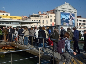 53_giant-advertising-riva-degli-schiavoni-chiesa-della-pieta-venice_dior