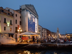 55_giant-advertising-riva-degli-schiavoni-chiesa-della-pieta-venice_JLC