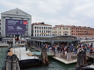 58_giant-advertising-riva-degli-schiavoni-chiesa-della-pieta-venice_azerbaijan-pavillion