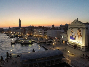 60_giant-advertising-riva-degli-schiavoni-chiesa-della-pieta-venice_max-and-co