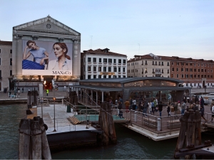 61_giant-advertising-riva-degli-schiavoni-chiesa-della-pieta-venice_max-and-co