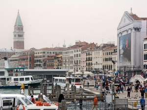 63_giant-advertising-riva-degli-schiavoni-chiesa-della-pieta-venice_asics