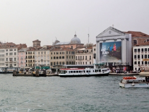 64_giant-advertising-riva-degli-schiavoni-chiesa-della-pieta-venice_asics