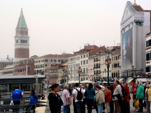 65_giant-advertising-riva-degli-schiavoni-chiesa-della-pieta-venice_asics