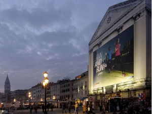 67_giant-advertising-riva-degli-schiavoni-chiesa-della-pieta-venice_asics