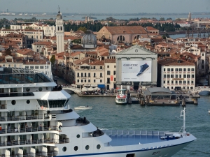 68_giant-advertisingriva-degli-schiavoni-chiesa-della-pieta-venice_geox