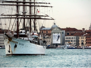 69_giant-advertising-riva-degli-schiavoni-chiesa-della-pieta-venice_geox