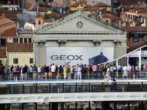 70_giant-advertising-riva-degli-schiavoni-chiesa-della-pieta-venice_geox