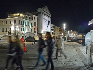 71_giant-advertising-riva-degli-schiavoni-chiesa-della-pieta-venice_geox