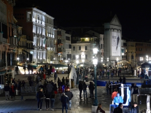 72_giant-advertising-riva-degli-schiavoni-chiesa-della-pieta-venice_geox