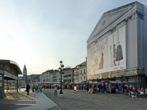 73_giant-advertising-riva-degli-schiavoni-chiesa-della-pieta-venice_il-sole-24-ore