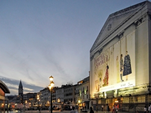 75_giant-advertising-riva-degli-schiavoni-chiesa-della-pieta-venice_il-sole-24-ore