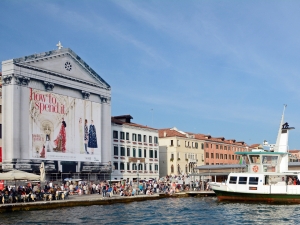 76_giant-advertising-riva-degli-schiavoni-chiesa-della-pieta-venice_il-sole-24-ore