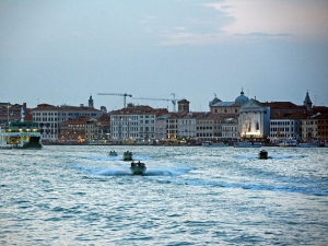 77_giant-advertising-riva-degli-schiavoni-chiesa-della-pieta-venice_il-sole-24-ore