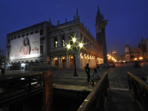 07_giant-advertising-zecca-palace-venice_ferragamo