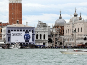 15_giant-advertising-zecca-palace-venice_iwc