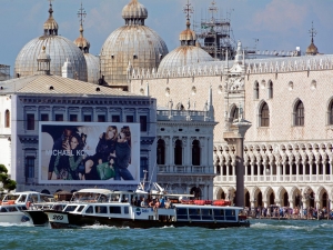 21_giant-advertising-zecca-palace-venice_kors