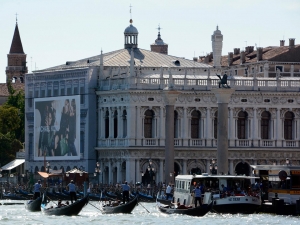 22_giant-advertising-zecca-palace-venice_kors