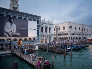 26_giant-advertising-zecca-palace-venice_lacoste