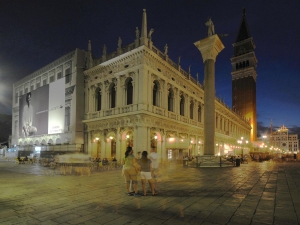 27_giant-advertising-zecca-palace-venice_lacoste