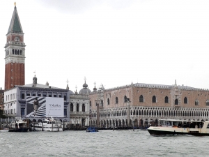 30_giant-advertising-zecca-palace-venice_maxmara