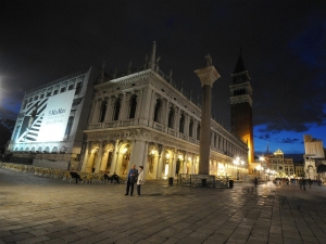 31_giant-advertising-zecca-palace-venice_maxmara