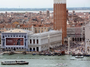 33_giant-advertising-zecca-palace-venice_maxmara