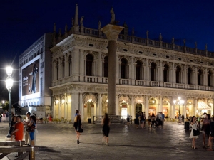 34_giant-advertising-zecca-palace-venice_maxmara