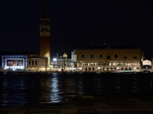 35_giant-advertising-zecca-palace-venice_maxmara