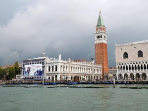 40_giant-advertising-zecca-palace-venice_pandora