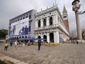 42_giant-advertising-zecca-palace-venice_pandora