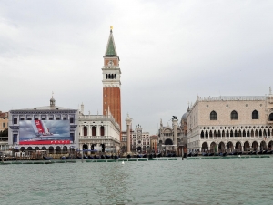 50_giant-advertising-zecca-palace-venice_prada