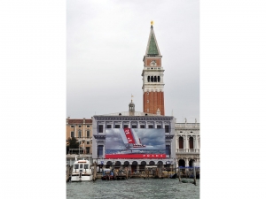 51_giant-advertising-zecca-palace-venice_prada