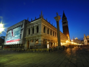 52_giant-advertising-zecca-palace-venice_prada